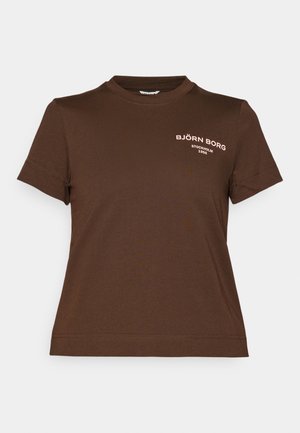 T-shirt castanho de manga curta feito em algodão, com um decote redondo e uma impressão de logotipo branco na área do peito esquerdo. Design simples e ajustado.