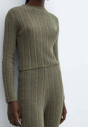Olivenfarbener gerippter Strickpullover mit langen Ärmeln und Rundhalsausschnitt. Hergestellt aus einem strukturierten Material, mit taillierter Passform und cropped Länge.