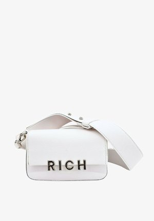 Borsa a spalla bianca in pelle con una finitura testurizzata, dotata di chiusura a patta magnetica e di una tracolla, decorata con lettere metalliche "RICH".