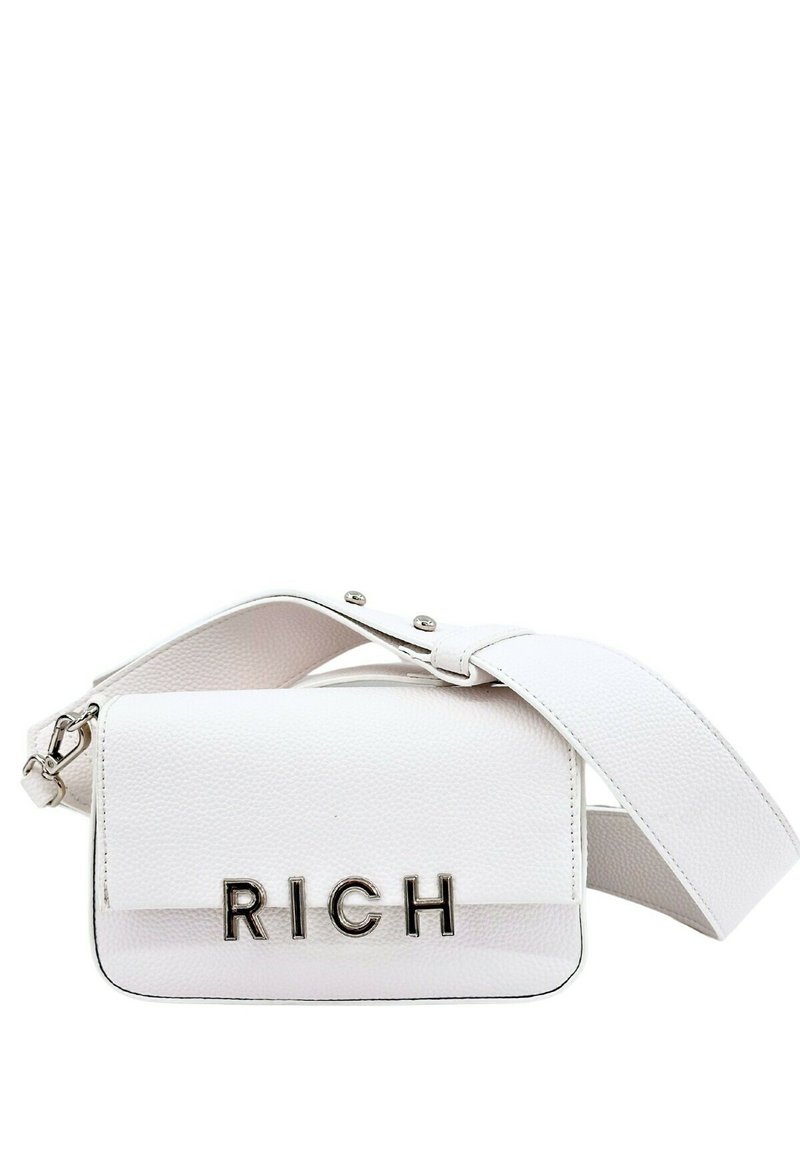 Borsa a spalla bianca in pelle con una finitura testurizzata, dotata di chiusura a patta magnetica e di una tracolla, decorata con lettere metalliche "RICH".
