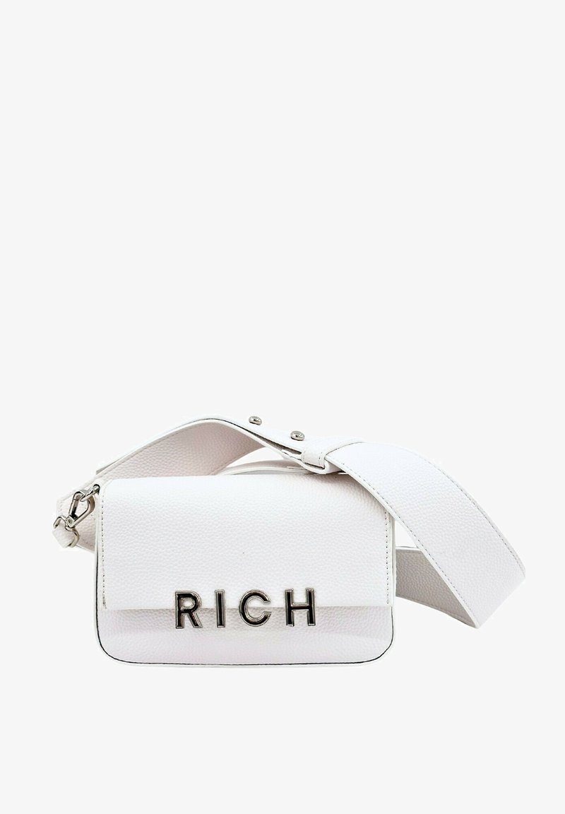 Borsa a spalla bianca in pelle con una finitura testurizzata, dotata di chiusura a patta magnetica e di una tracolla, decorata con lettere metalliche "RICH".