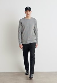 BOSS TEMPESTO - Tops ar garām piedurknēm - light pastel grey