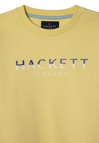 Geel katoenen t-shirt met een geribde ronde halslijn, met "HACKETT LONDON" in blauwe en witte opdruk op de voorkant.