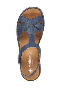 Sandalia de cuero azul con correas entrelazadas, plantilla acolchada en tono beige y puntera redondeada. Presenta un diseño con la marca anti-estrés en la suela.
