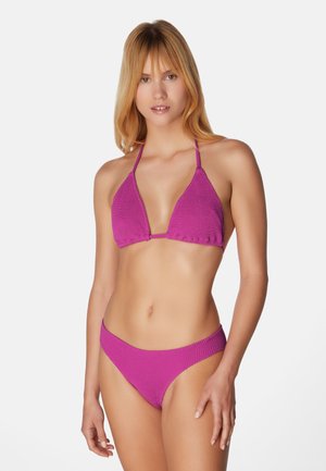 Dreieckiger Bikini in lebhaftem Magenta. Strukturierter Stoff mit dünnen Trägern. Niedrig geschnittenes Höschen-Design, minimale Abdeckung, keine sichtbaren Beschläge.