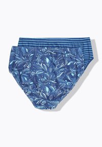 Costumi da bagno blu con motivo floreale in azzurro chiaro e bianco, abbinati a un design a righe in diverse tonalità di blu.