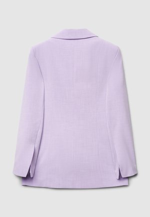 Blazer lavande avec une texture lisse, des revers structurés et des fentes latérales. Présente une coupe ajustée et un détail de couture minimal à l'arrière.