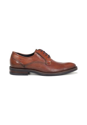 Zapato de vestir de cuero marrón con un acabado suave, diseño de cordones, detalles texturizados en los laterales y punta redondeada sobre una suela negra de perfil bajo.