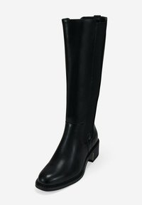 Botas negras de cuero hasta la rodilla con un acabado suave, tacón rectangular, panel lateral elástico y detalle de botón decorativo en el lado exterior.