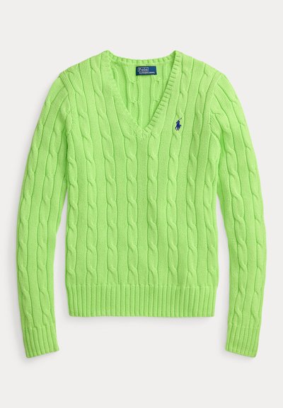 Πράσινο πουλόβερ με πλέξη καλωδίου, V-λαιμόκοψη, ριμπ τελειώματα στα μανίκια και στη μέση, και ένα μικρό λογότυπο στο στήθος. Κατασκευασμένο από υλικό με υφή πλέξης.
