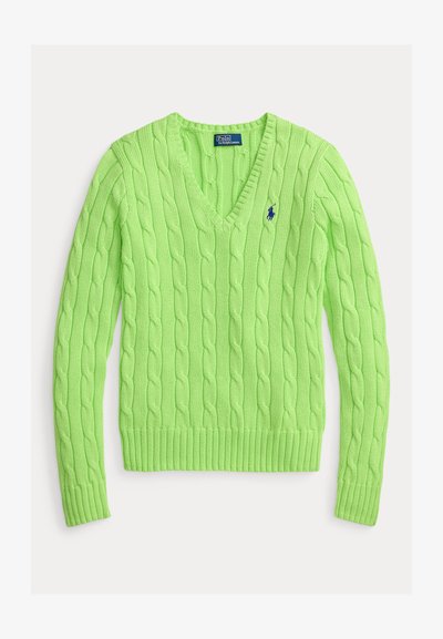 Πράσινο πουλόβερ με πλέξη καλωδίου, V-λαιμόκοψη, ριμπ τελειώματα στα μανίκια και στη μέση, και ένα μικρό λογότυπο στο στήθος. Κατασκευασμένο από υλικό με υφή πλέξης.
