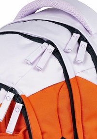 Sac à dos en tissu violet et orange avec des fermetures éclair et tirettes noires. Dispose d'une poignée texturée et d'un design courbé.