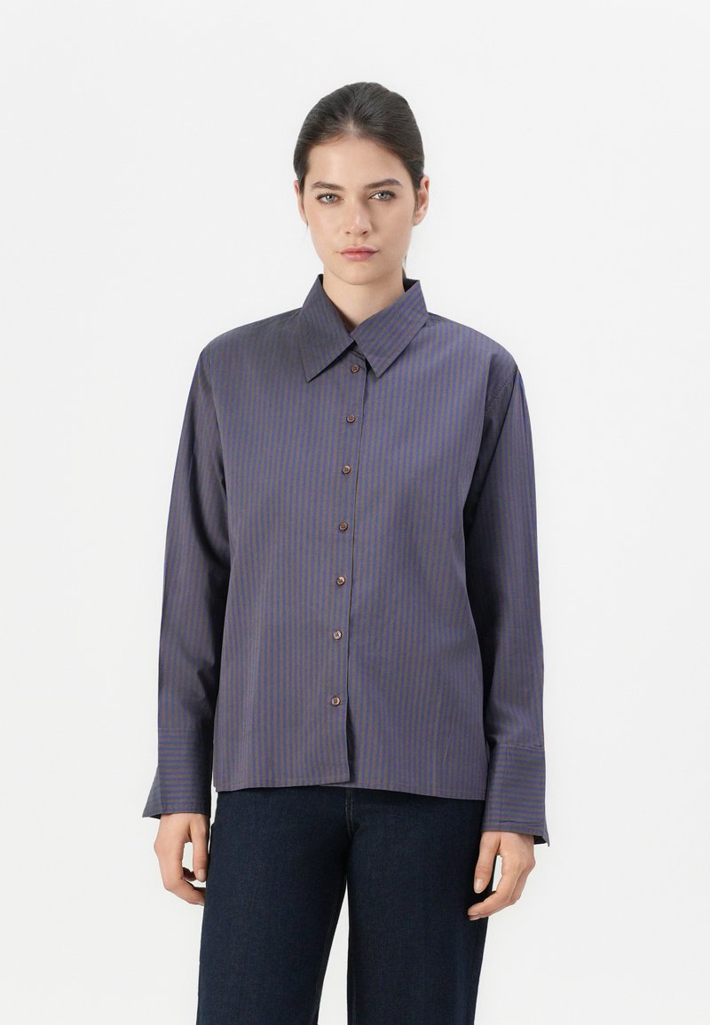 Chemise à manches longues avec boutons, fabriquée dans un tissu bleu lisse avec de fines rayures verticales en bleu foncé et bordeaux. Elle possède un col classique.