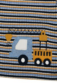 Gesticktes Kindertop mit einem blauen Truck und einem gelben Wagen auf einem Hintergrund mit navyblauen, hellblauen und orangefarbenen Streifen. Weiche Baumwolltextur.
