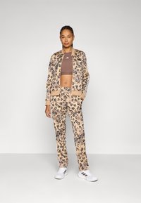 adidas Sportswear SET - Survêtement - warm sandstone/black