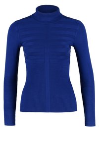 Pull à col roulé côtelé bleu avec manches longues et rayures horizontales texturées sur le haut de la poitrine ainsi que des détails côtelés sur le bas du corps et les manches.