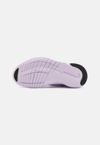Helle lila Sneaker-Sohle aus strukturiertem Gummi für besseren Halt. Eigenschaften: geschwungenes Design, Flex-Rillen und schwarze Akzente. Insgesamt glatte Oberfläche.