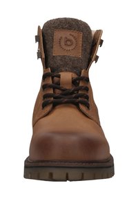 Braunes Lederboot mit einem strukturierten grauen Filzkragen, Schnürung und robustem Gummisohle. Verfügt über ein geprägtes Leder-Patch am Kragen.