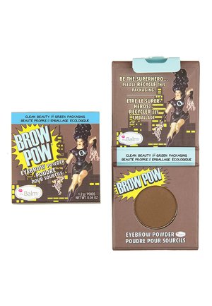 Poudre à sourcils BROW POW dans un compact brun, avec un design de dessin animé coloré. Conditionnée dans un matériau écologique avec des instructions de recyclage.