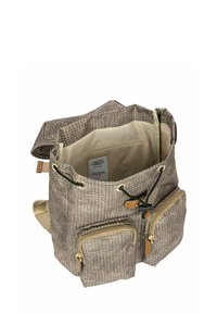 Sac à dos à motif marron fabriqué à partir de tissu recyclé, doté de deux poches zippées, d'une fermeture à cordon et d'une doublure intérieure beige.