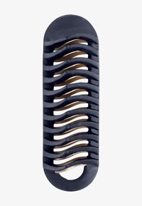 Peine de plástico azul marino con diseño de dientes curvados, con una parte superior lisa y un extremo redondeado. Dimensiones: forma ovalada alargada.