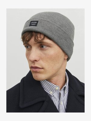Grå ribbestrikket lue med brettkant og sydd logo-patch, bæres av en modell med kort hår og en stripete skjorte under en mørk frakk.