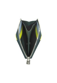Portafoglio con zip in pelle verde scuro con superficie testurizzata. L'interno presenta due scomparti foderati in blu e giallo fluo. Finiture in argento.