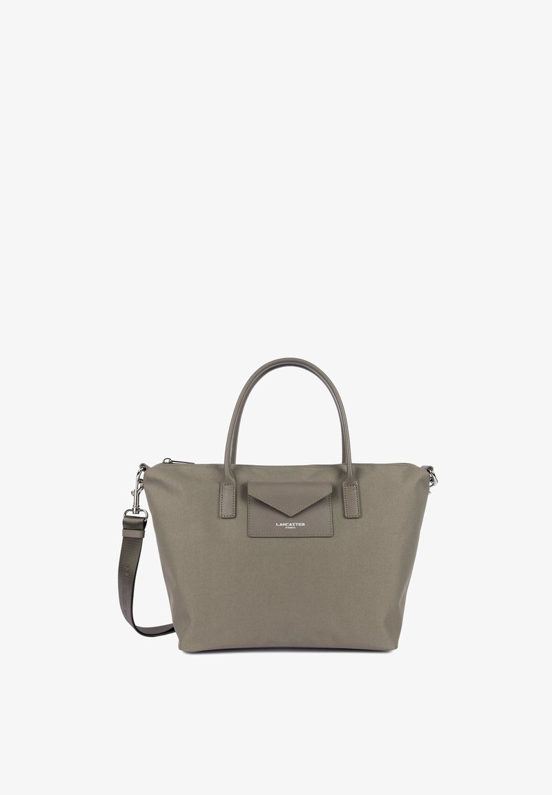Sac à main rectangulaire gris avec deux poignées, une bandoulière amovible et une petite poche avant avec le logo Lancaster Paris.