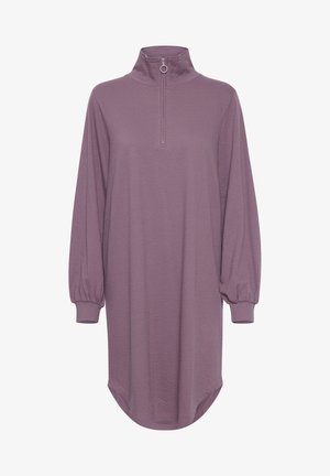 Kankaan hihallinen mekko teksturoidusta laventelikankaasta, jossa on korkea kaulus, puolivetoketju ja elastiset hihansuut. Kaareva helma tuo muotoa.