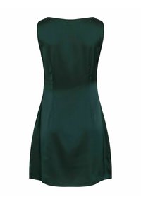Bezrukávové šaty v tmavozelenej saténovej látke s hladkou textúrou, s jednoduchým dizajnom a voľným strihom; dĺžka po kolená.