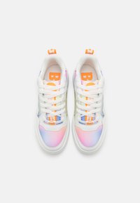 Witte sneakers met een verloop in pastelontwerp, gekenmerkt door accenten in roze, paars en blauw. Voorzien van witte veters en een oranje logo op de tong.