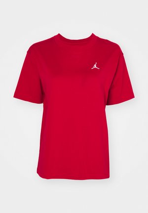 Rotes Baumwoll-T-Shirt mit kurzen Ärmeln und Rundhalsausschnitt, mit einem weißen Jordan-Logo, das auf der linken Brust gestickt ist. Glatte Textur.