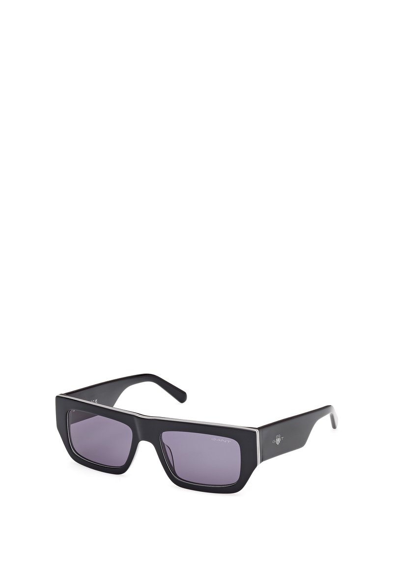 Černé obdélníkové sluneční brýle s fialovými zrcadlovými skly. Silné rámy s kovovými akcenty poblíž skel, s hladkým matným povrchem.