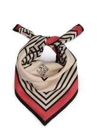 Silkkihuivi, jossa on vaaleanbeige tausta mustilla ja punaisilla geometrisilla raidoilla, musta reuna ja hienovarainen logo keskellä.