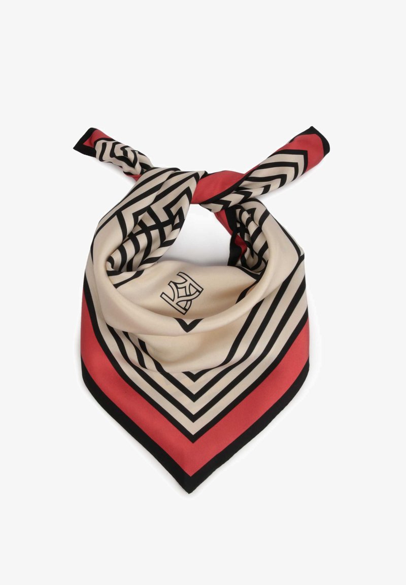 Silkkihuivi, jossa on vaaleanbeige tausta mustilla ja punaisilla geometrisilla raidoilla, musta reuna ja hienovarainen logo keskellä.