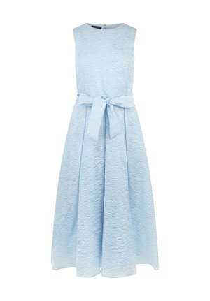 Abito midi senza maniche di colore azzurro chiaro con tessuto texturizzato, scollatura rotonda e cintura in tessuto annodata a fiocco in vita.