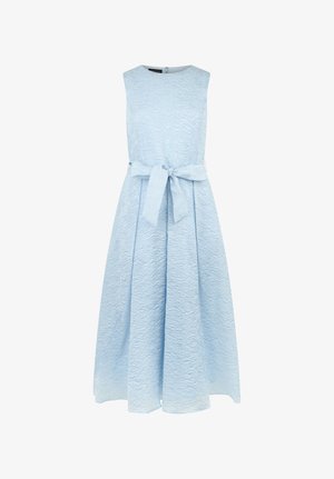 Abito midi senza maniche di colore azzurro chiaro con tessuto texturizzato, scollatura rotonda e cintura in tessuto annodata a fiocco in vita.