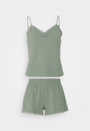 Conjunto de pijama verde claro que incluye un top tipo camisón con encaje y un par de pantalones cortos con cintura elástica y detalles de encaje en el dobladillo.