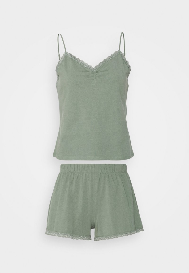 Ensemble de pyjama vert clair comprenant un débardeur avec empiècements en dentelle et un short avec taille élastique et accents en dentelle au bas.