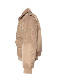 Hellbraune Bomberjacke aus glattem Nylon. Besitzt eine zip pockets an den Ärmeln und gerippte Bündchen. Strukturierte Silhouette mit Schultereinsätzen.