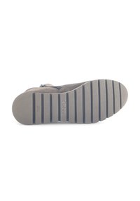 Chaussure en suède gris avec une semelle en caoutchouc texturé, dotée de rainures horizontales, d'une fermeture éclair et du nom de la marque "Gabor" embossé sur le côté.