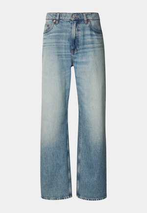 Jeans de denim azul claro com corte amplo, apresentando um acabamento desbotado, design de cinco bolsos e fecho de botão metálico na cintura.