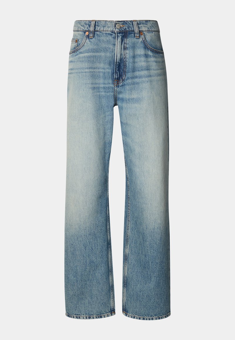 Jean en denim bleu clair avec une coupe large, présentée avec un délavage, un design à cinq poches et une fermeture à bouton en métal à la taille.