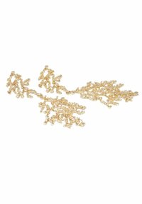 Guldtonade örhängen med en texturerad, organisk gren-design, som har delikata, lager-på-lager inslag som liknar korall eller lövverk.