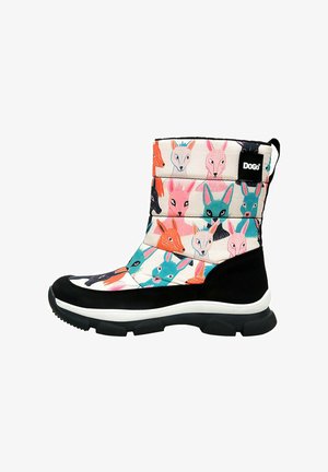 Gepolsterter Knöchelstiefel mit einem mehrfarbigen Fuchsmuster auf hellem Hintergrund, schwarzen Stoffakzenten, einer robusten Sohle und einem Markenetikett.