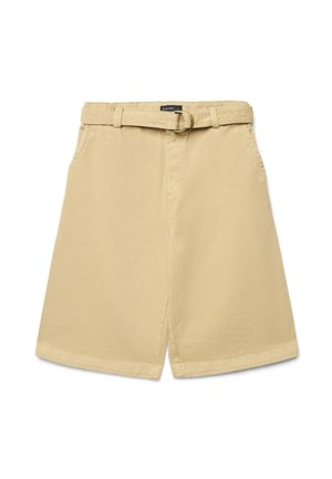 Short beige longueur genou avec poches latérales et ceinture en tissu assorti avec boucle D en métal.