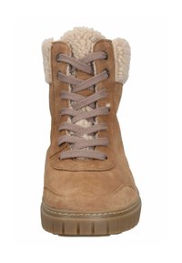 Braune Wildleder-Hochtop-Sneaker mit einem beige Kunstfellkragen, ausgestattet mit beigen Schnürsenkeln und einer strukturierten Gummisohle.