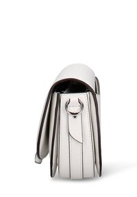 Witte leren handtas met een gestructureerde rechthoekige vorm, een bruin accent, een flapsluiting en een zilveren ringdetail aan de zijkant.