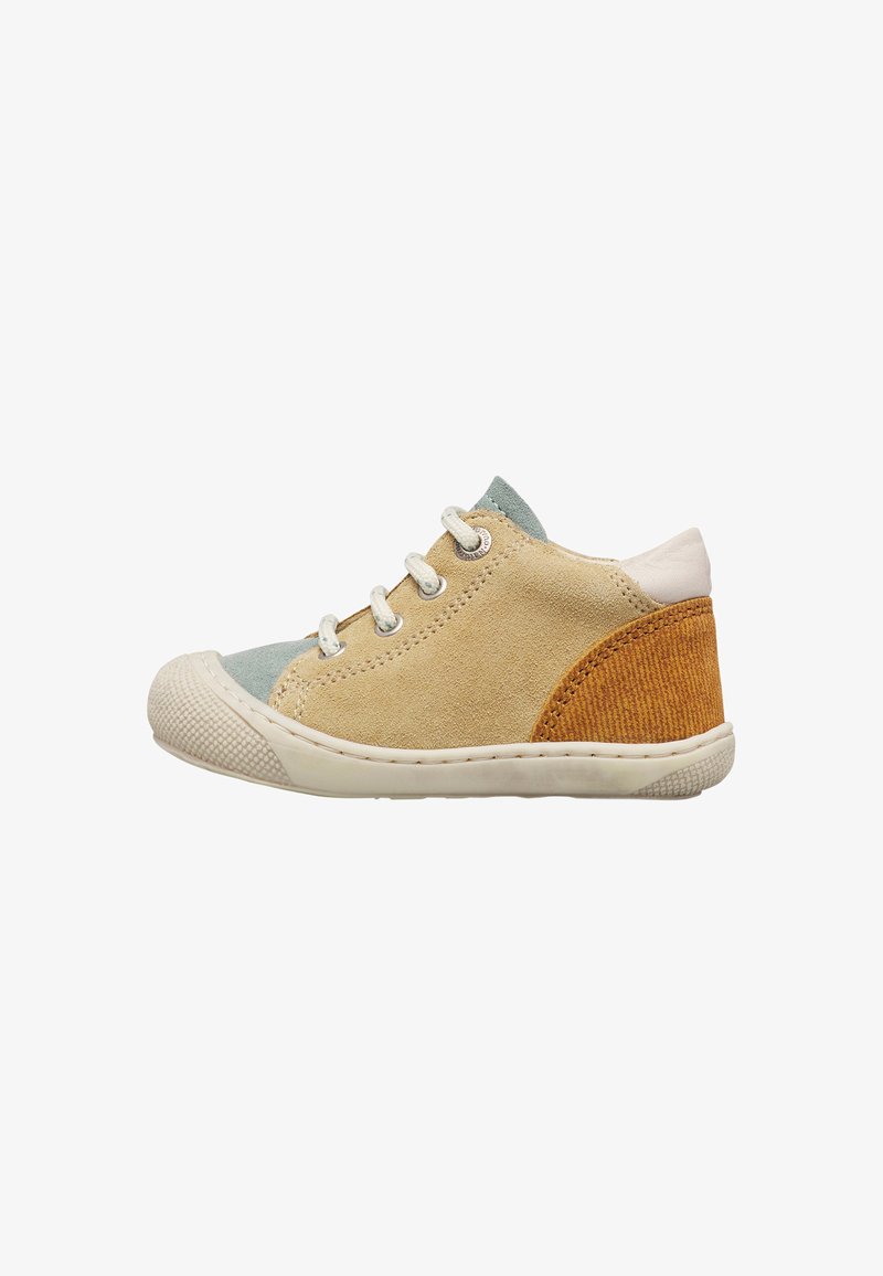 Baskets enfant en suède beige avec lacets blancs, languette verte, semelle blanche et patch talon marron texturé, vues de profil gauche.