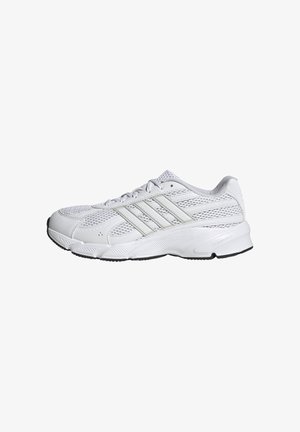 Chaussures de sport blanches avec tige en mesh, superpositions synthétiques et semelle extérieure noire. Caractérisées par trois bandes parallèles sur le côté et une semelle intermédiaire amortie.
